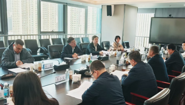 10月13日，省政府國(guó)資委黨委委員、副主任郭克斌一行蒞臨甘肅藥業(yè)集團(tuán)調(diào)研督導(dǎo)2025年重點(diǎn)工作進(jìn)展情況，并座談交流。集團(tuán)公司黨委書(shū)記、董事長(zhǎng)周榮，黨委副書(shū)記、總經(jīng)理竇生銘，黨委委員、監(jiān)事會(huì)主席李繼紅，